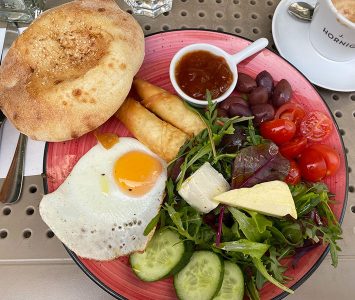 Frühstück im Café Merkur in Wien